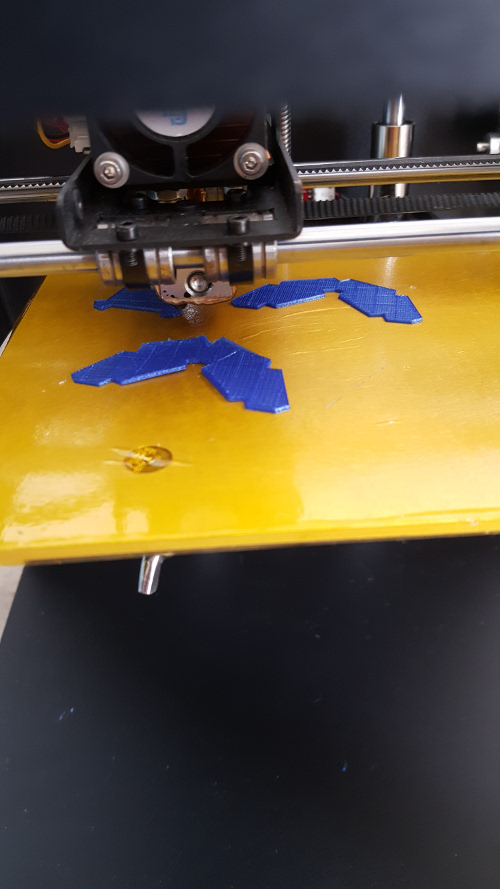 The first blue still-life pieces being printed on my 3D printer.